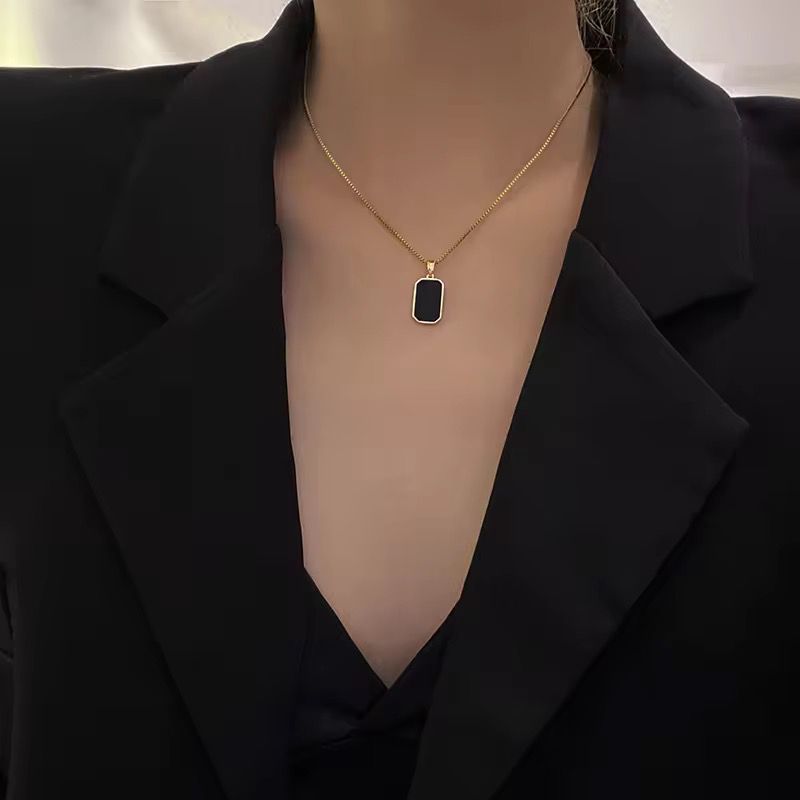 Minimal Black Pendant Chain