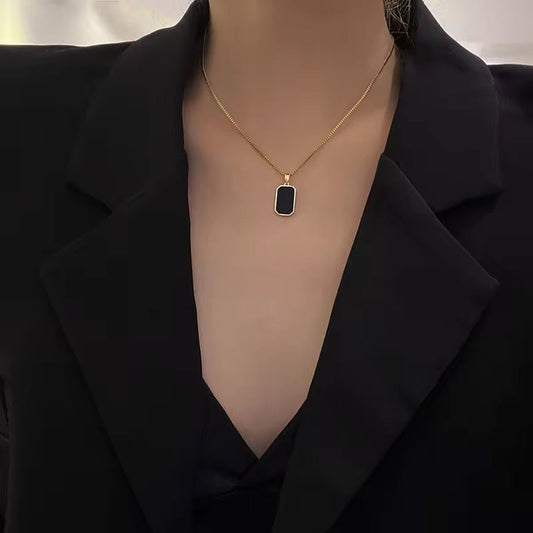 Minimal Black Pendant Chain