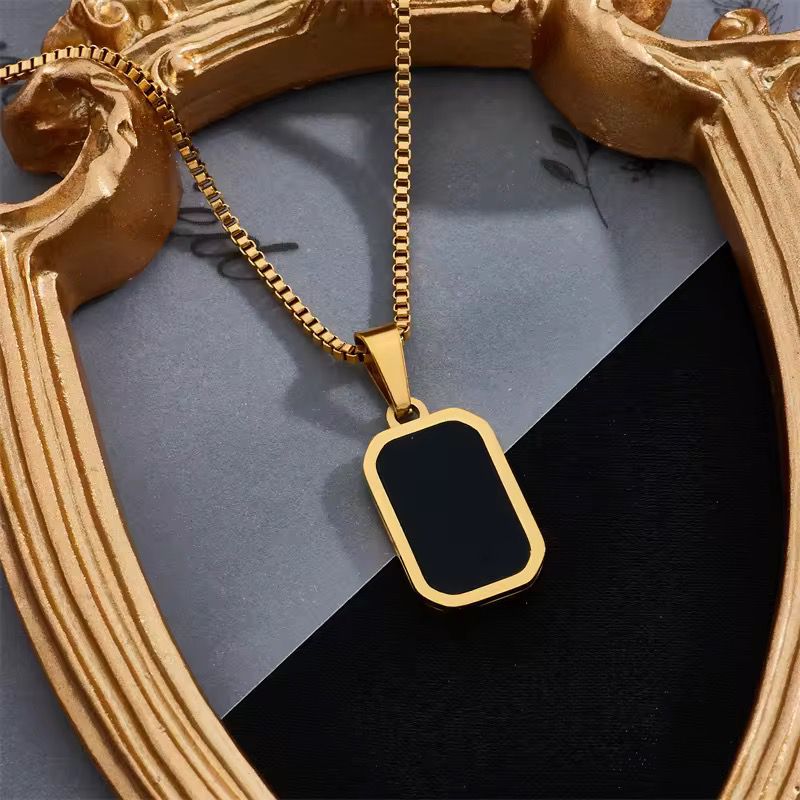 Minimal Black Pendant Chain