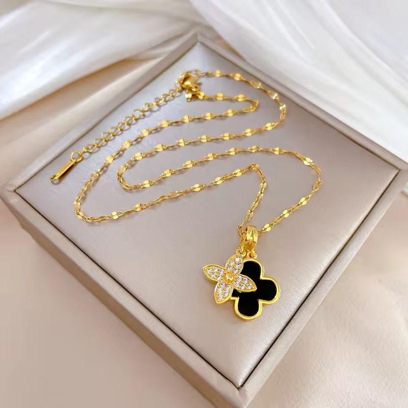 Luxury Clover Pendant Necklace